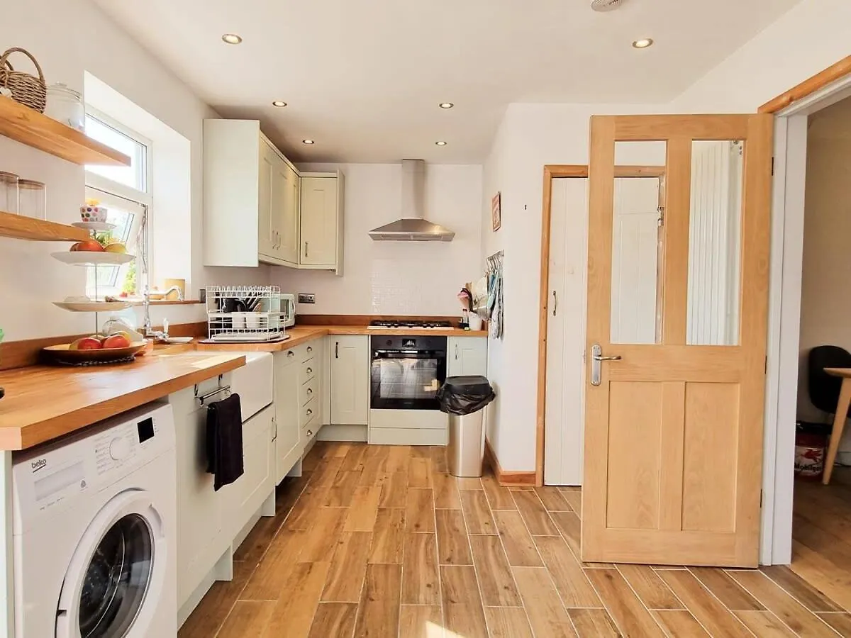 בריסטול Luckwell Cottage Two Bedroom