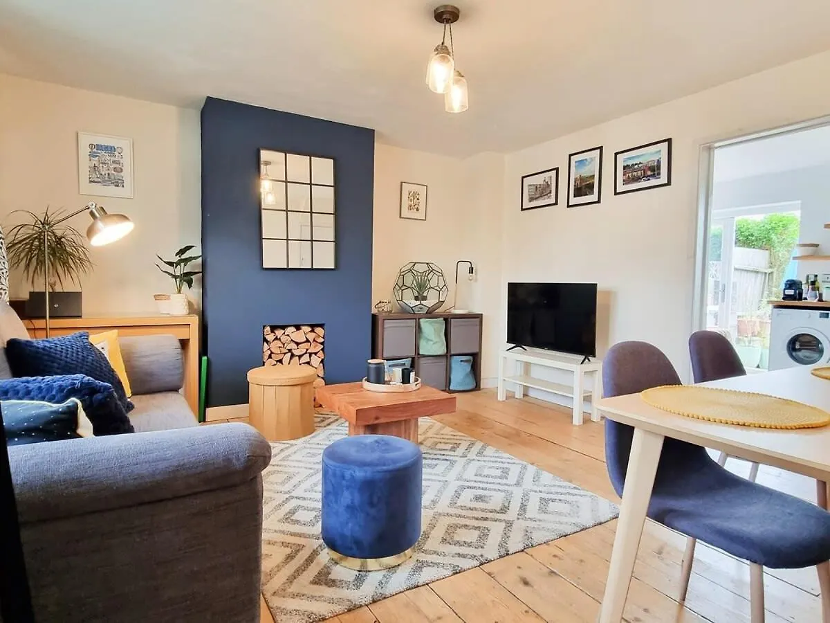 בריסטול Luckwell Cottage Two Bedroom